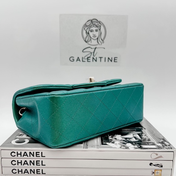 22A Classic Mini Rectangular Flap in Green Iridescent - Picture 6 of 7